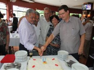 Aluisio Pinheiro, à esq, corta o bolo junto com José Pereira Neto, presidente do Secor/Divulgação/Nova Onda