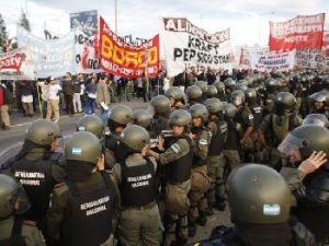 Victor R. Caivano/AP)/ Polícia faz barreira contra manifestantes em Buenos Aires em dia de greve geral na Argentina